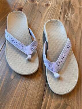 Vionic Tide Casandra Laser Cut Thong Sandals Lavender Size 9